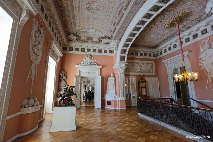 Отель ритц карлтон лестница. Дворец версаче лестница в доворец. Лестница ампир. 2 этаж дворца. Лестница во дворце.