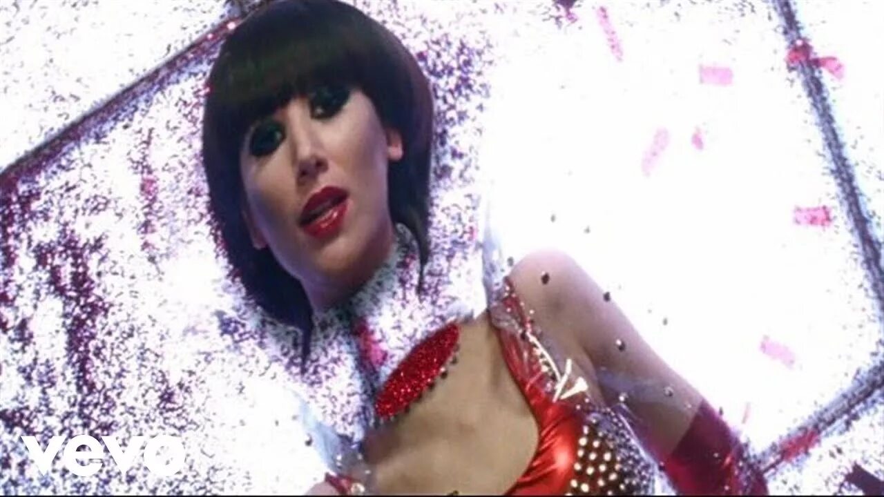 Yeah yeahs heads will roll remix. Yeah yeah yeahs. Yeah yeah yeahs солистка. Yeah yeah yeahs 2022 LP.