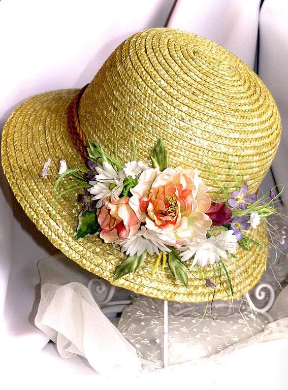 Цвет соломенной шляпы. Украшение для шляпы. Соломенные шляпки для женщин. Шляпка с цветами, соломенная. Декор летней шляпы.