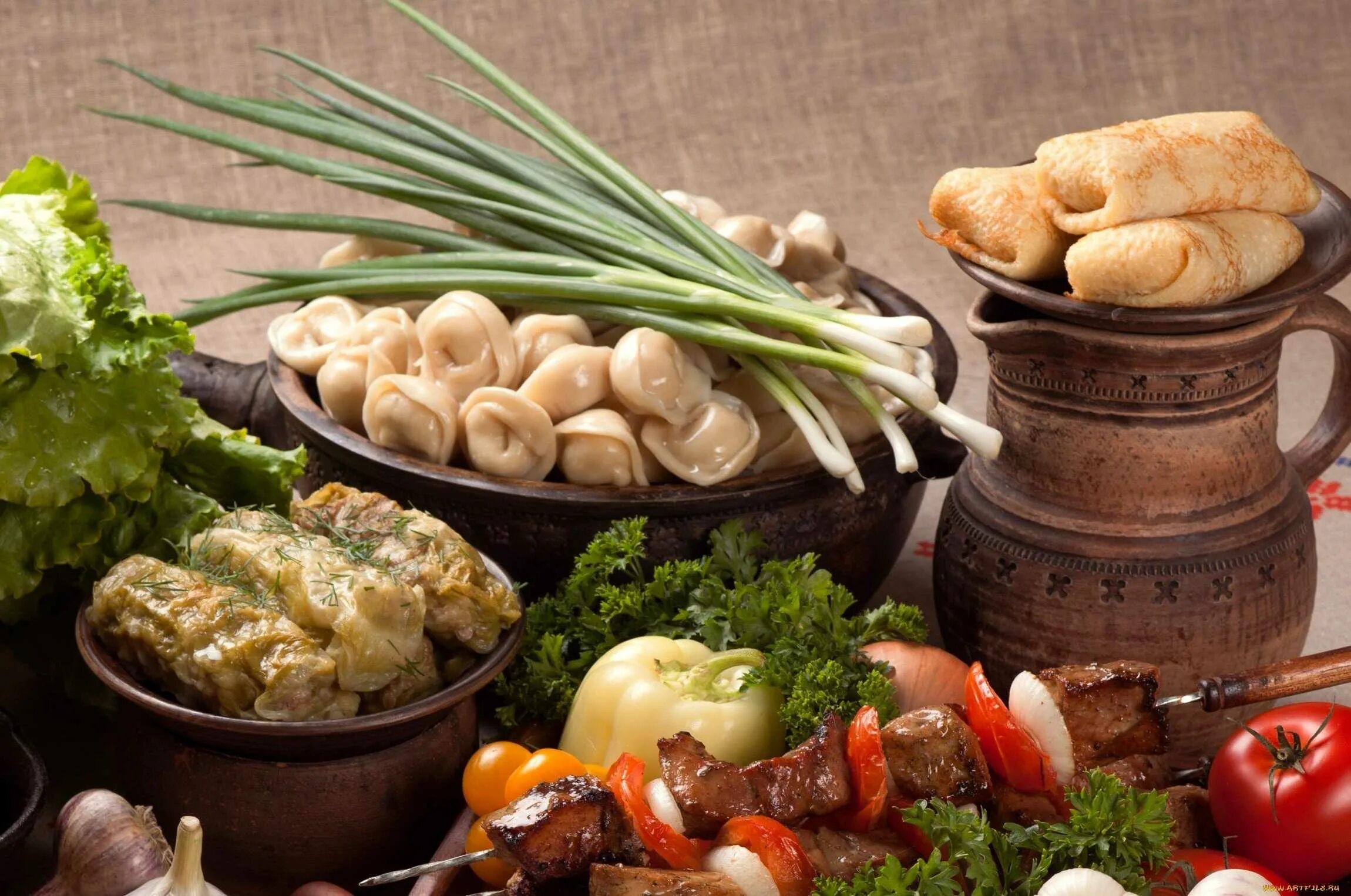 Русская кухня. Национальная кухня. Европейская кухня блюда. Деревенский стол с едой. Украинская кухня.