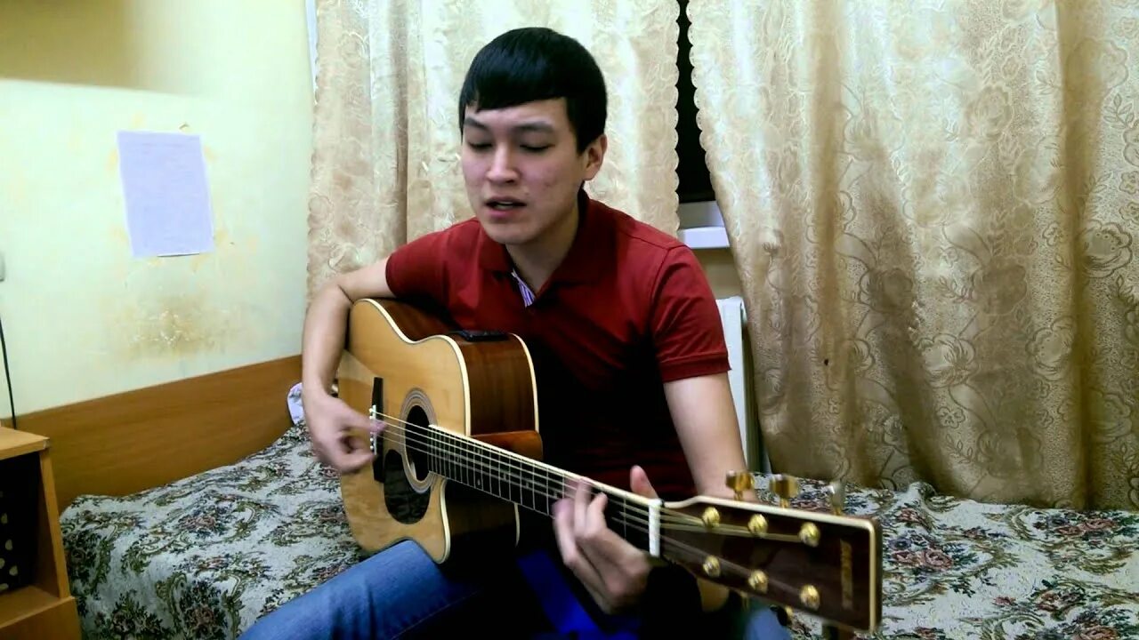 Песня казашка поет. Казах на гитаре. Казахстанская гитара. Казашка поёт под гитару. Казах поет группа.