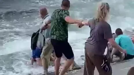 Город смыло волной
