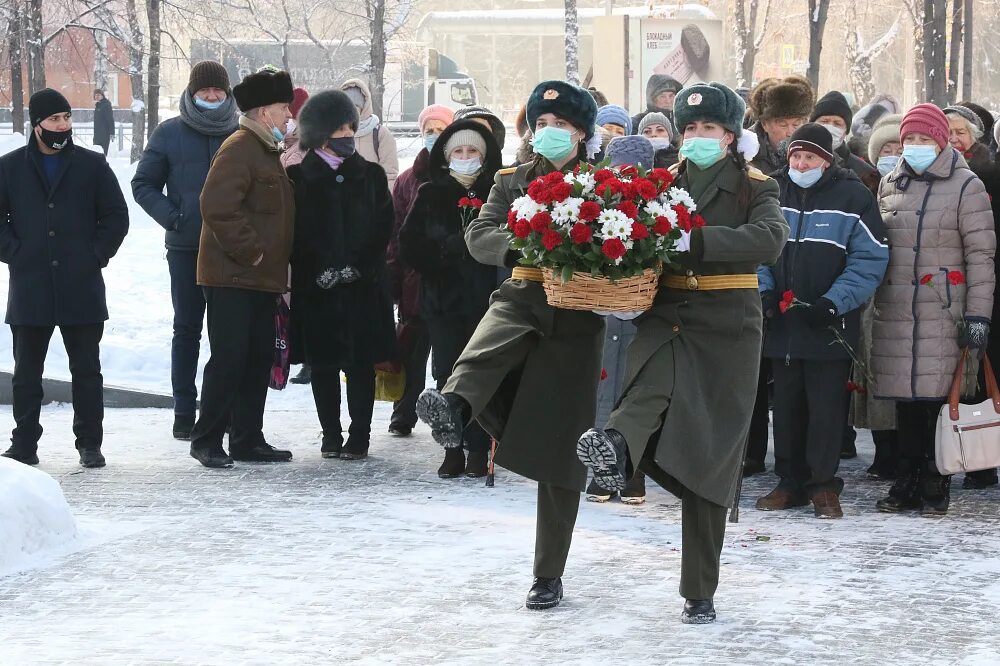 Купить в кемерово сегодня. Жители блокадного Ленинграда в Кузбассе. Памятник жителям блокадного Ленинграда Кемерово. Кемерово сегодня. Акция возложение цветов труженикам тыла.