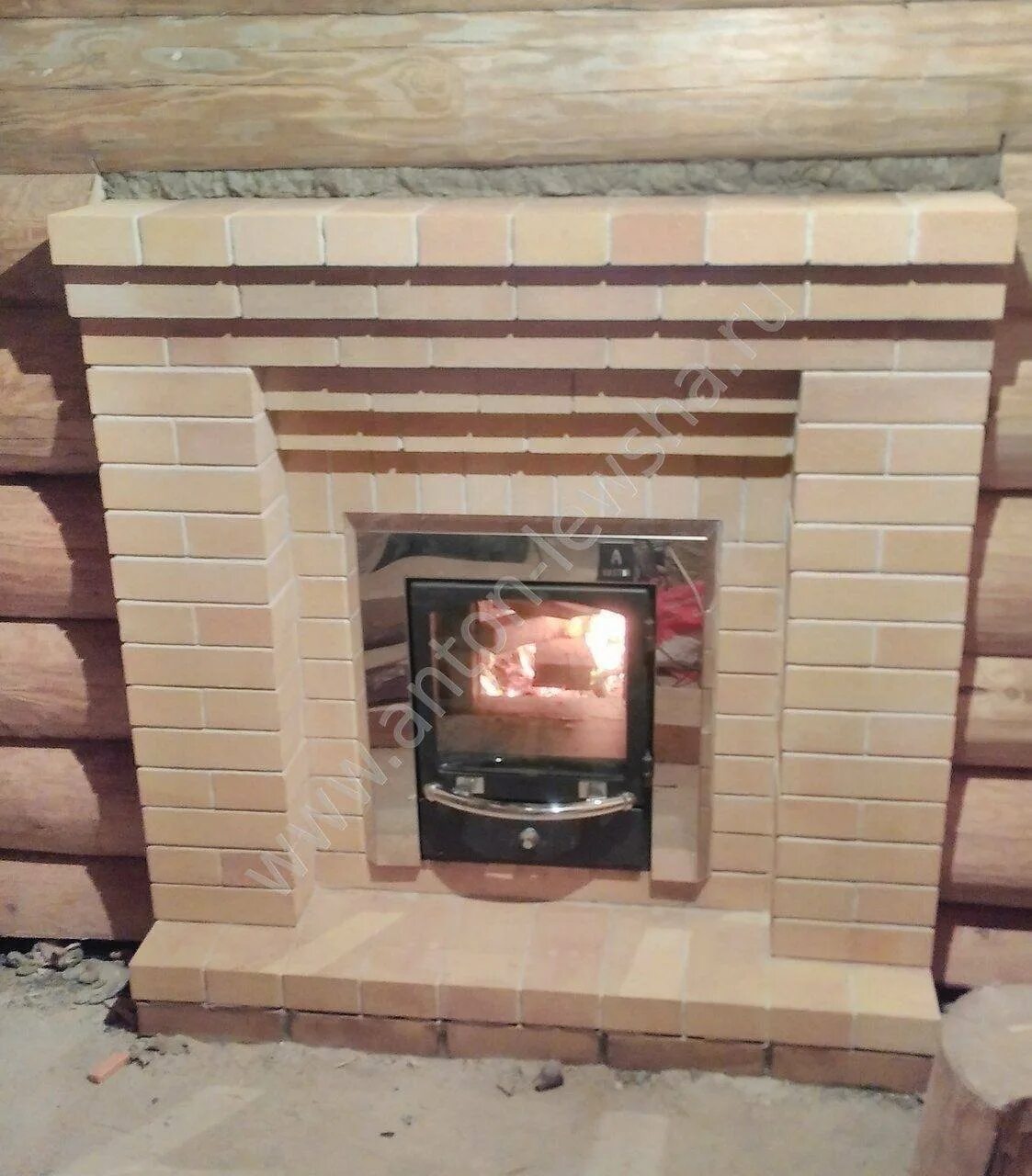 Отделка банной печи камнем. Обкладка банной печи гефест кирпичом. Обкладка банной печи гефест. Облицовка печи кирпичом. Облицовка топки банной печи кирпичом.