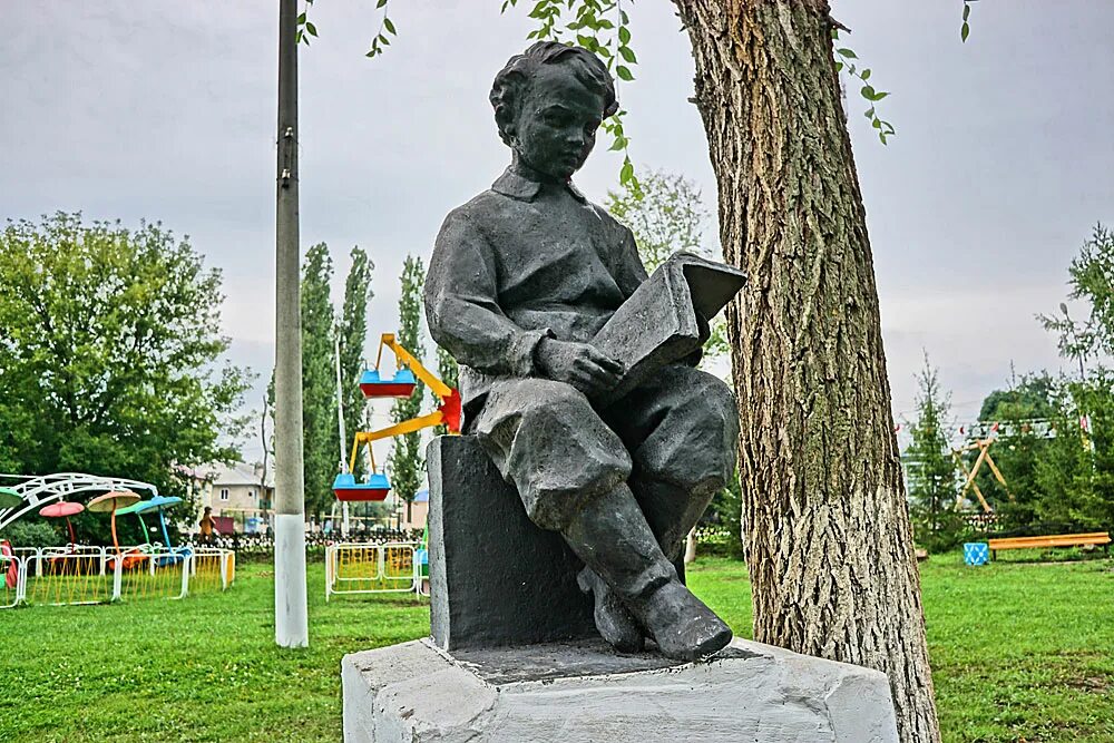 Памятник ивану яковлеву. Памятник иоанну 6 в чаплыгине. памятник меншикову чаплыгин. памятник императору иоанну vi чаплыгин. памятник ивану антоновичу в чаплыгине.