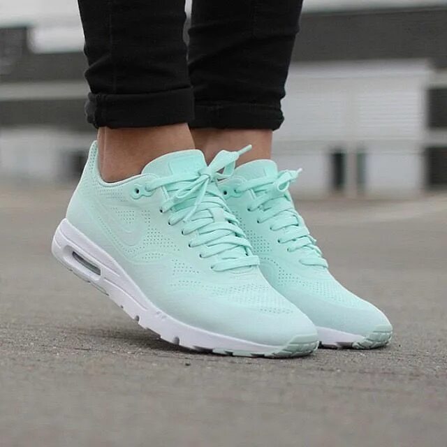 Бело бирюзовые кроссовки. Найк АИР мятные. Nike Air Max мятные. Nike Air Max Tiffany. Air 90 Max мятные.