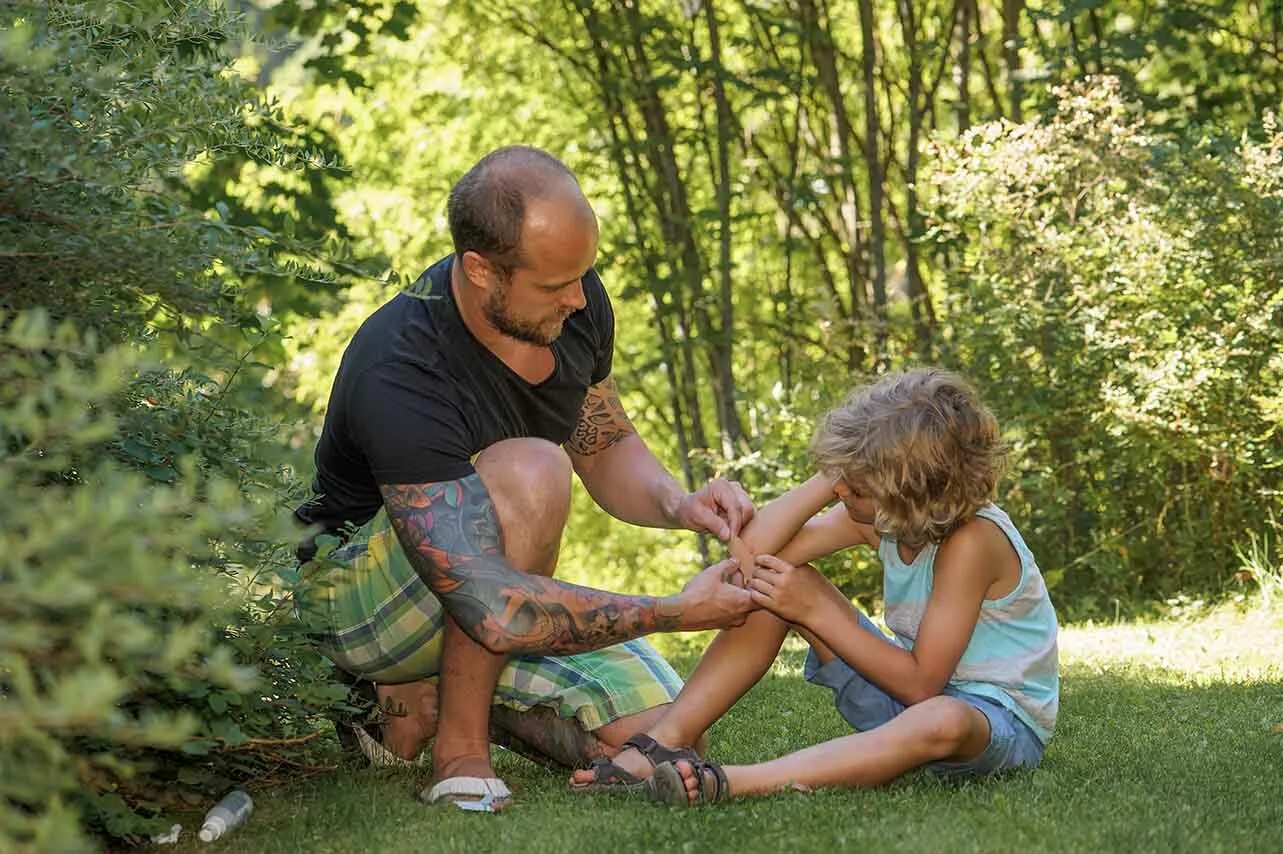 Dad put. Сын локтя. put a sticking plaster.