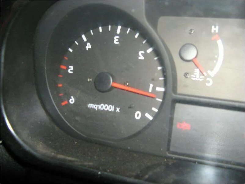 Спидометр карбюратор стрелка тахометр. Тахометр дергается на холостых. Тахометр оборотов холостого хода 2107. Стрелка спидометр нива 21213. Тахометр зашкаливает.