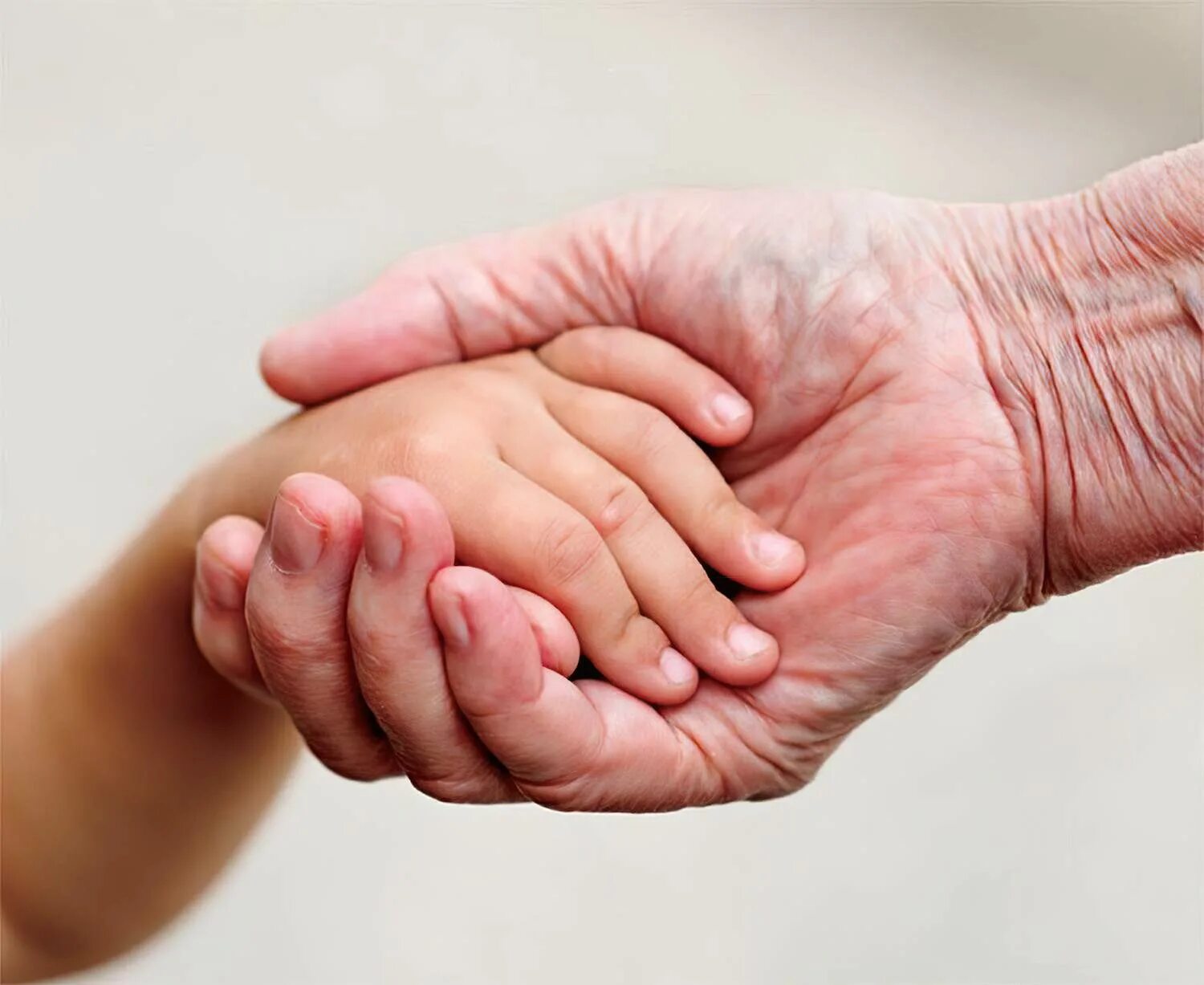Пожилые держатся за руки. Руки старика и ребенка. Бабушка с младенцем на руках.