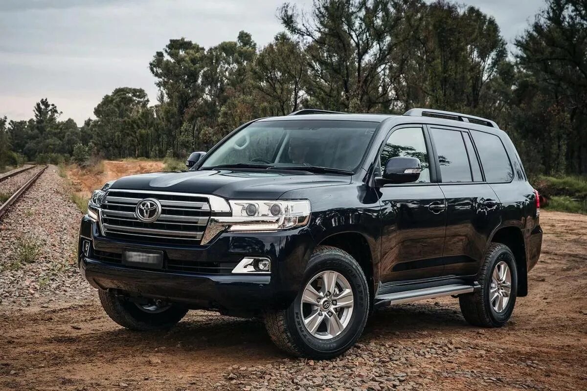 Тойота лс. Toyota Land Cruiser 200. Toyota Land Cruiser 200 2017. Тойота ленд Крузер 200 2017 черный. Toyota Land Cruiser 300 2017.