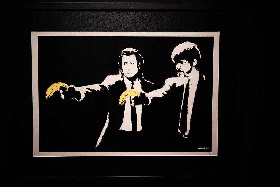 Граффити бэнкси криминальное чтиво. Banksy криминальное чтиво. Banksy криминальное чтиво. Художник граффитист бэнкси. Картина banksy криминальное чтиво.