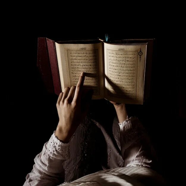 Каран слушает. Чтение Корана. Коран Эстетика. Девушка с книгой в руках. Книга "Коран".