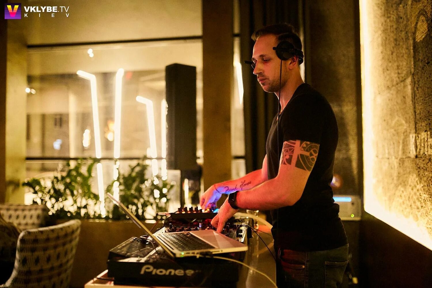 Музыкальная аппаратура. Рестораны с диджеем. Бар в музыкальном стиле. Рестораны с диджеем. Диджей в ресторане.