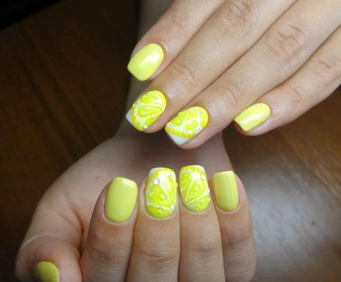 Лимонный маникюр на короткие ногти. Маникюр желтого цвета летний. Летний маникюр лимонного цвета. Яркие желтые ногти.