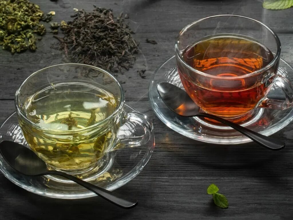 Чай напиток виды. Зеленый чай. Черный и зеленый чай. Чай черный. Чашка чая.