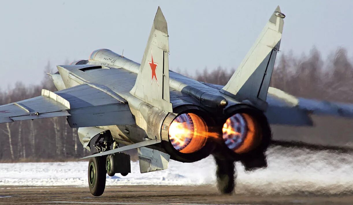 Истребитель 25. Mig 25. Миг-25 сверхзвуковой самолёт. Миг-25пу. Миг-25 реактивный самолёт.