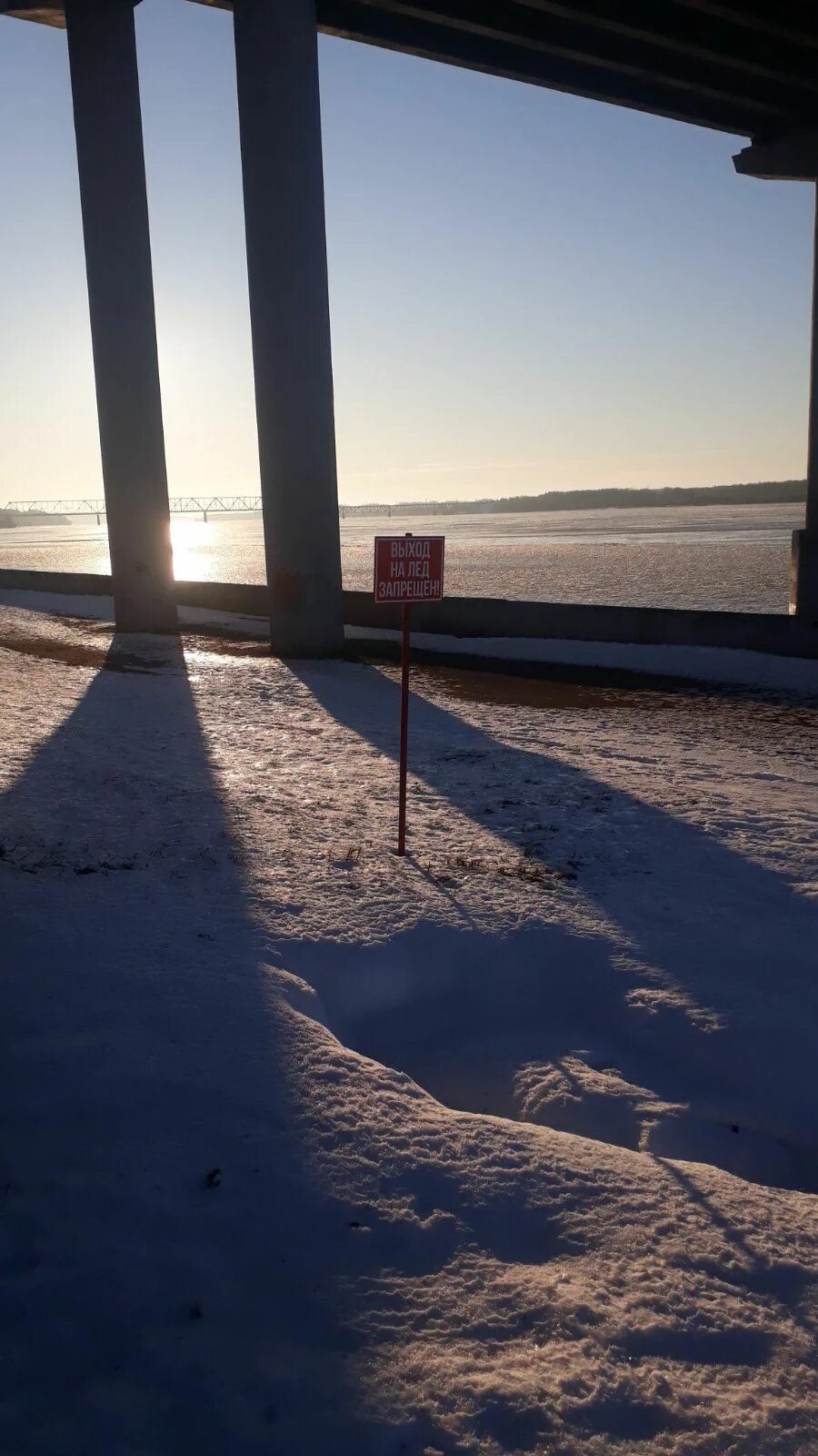 Выход на лед на рыбинском водохранилище. Город Рыбинск водохранилище. Паводок. Половодье.