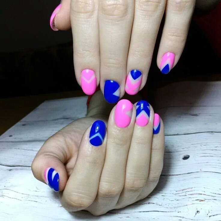 Маникюр сине розового цвета Pink and blue manicure