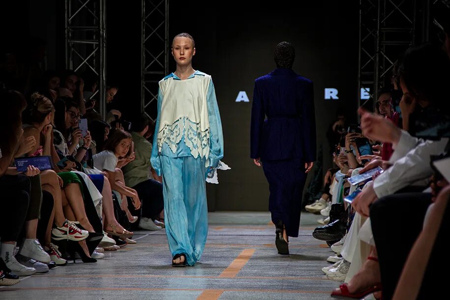 Модели moscow fashion week. Показ мод 2022. Неделя моды в москве 2023. Московская неделя моды 2022 в зарядье юдашкин. Москоу фэшн уик.