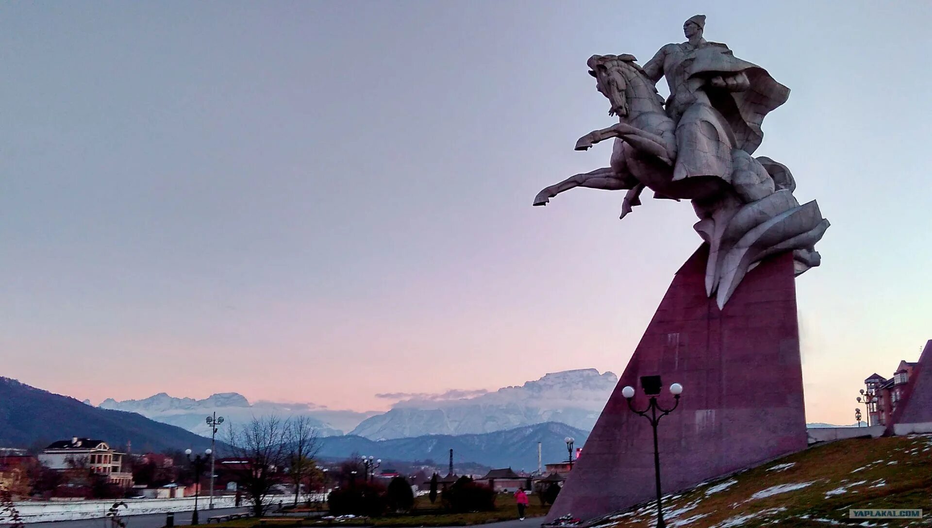 Площадь северной осетии. Площадь северной осетии. Г. Памятник плиеву во владикавказе. Памятник дружбы народов во владикавказе.