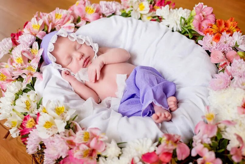 Весной рождаются самые. Новорожденные в цветах. Младенец в цветах. Новорожденных с цветами. Фотосессия новорожденных с цветами.