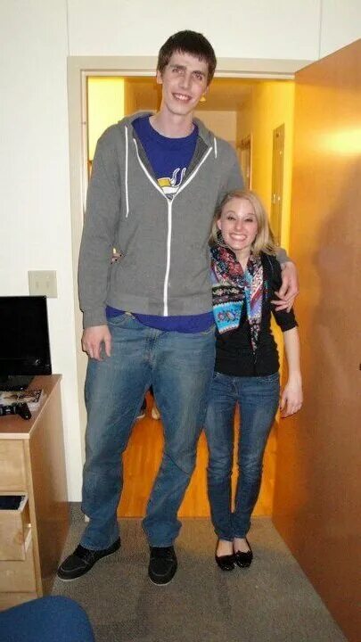 Высокий парень. Очень высокий парень. Очень высокий мужчина. Высоки йпарееь.