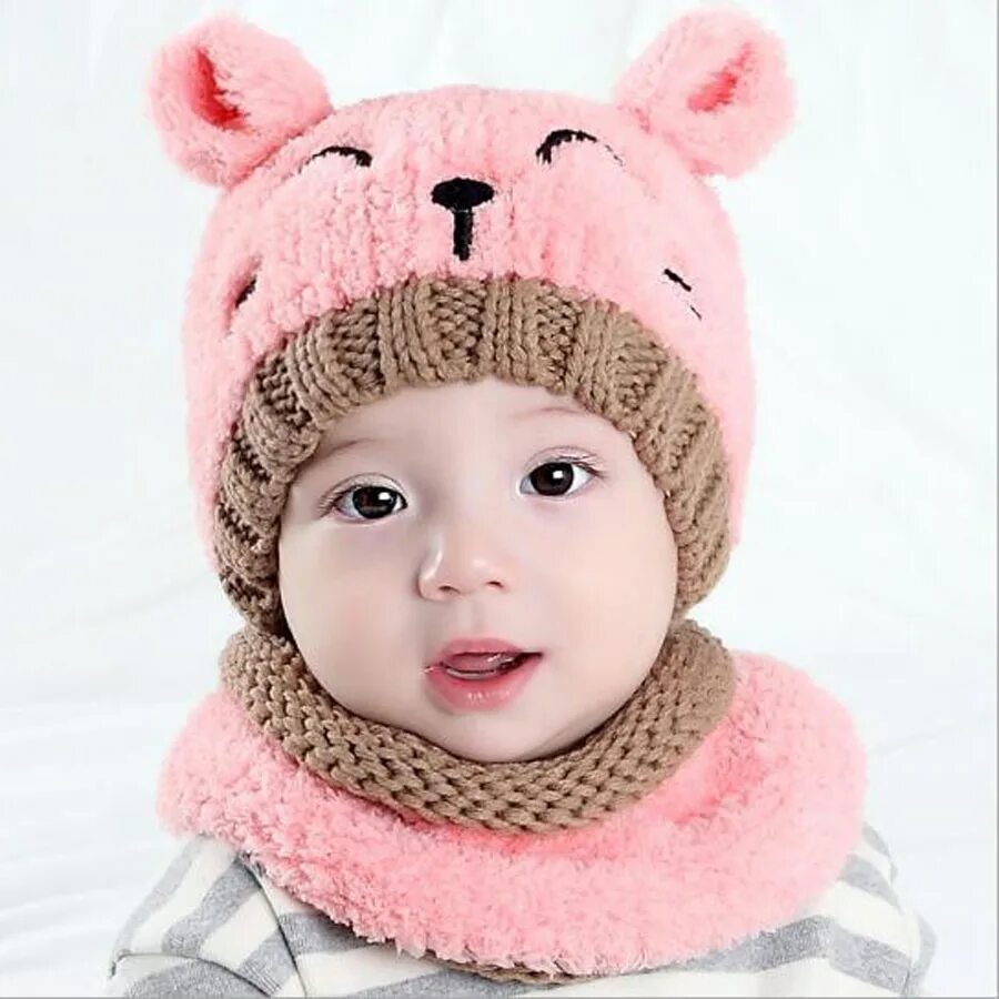 Детская шапочка год. Вязаные шапки для малышей. Детские вязаные шапки. Легкая шапочка для девочки спицами. Детская шапочка год.