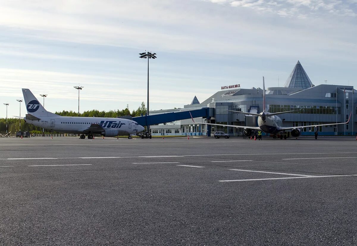 Аэропорт ханты мансийск вылет. Аэропорт Ханты-Мансийск. Аэропорт Ханты-Мансийск самолет. Аэропорт Югра Ханты-Мансийск. Аэропорт хантамансийск.