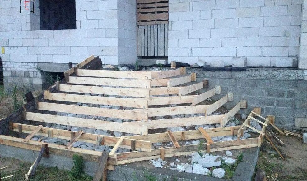 Опалубка под ступени крыльца. Опалубка для бетонного крыльца. Опалубка для бетонного крыльца. Опалубка для бетонного крыльца. Опалубка для крыльца со ступеньками.