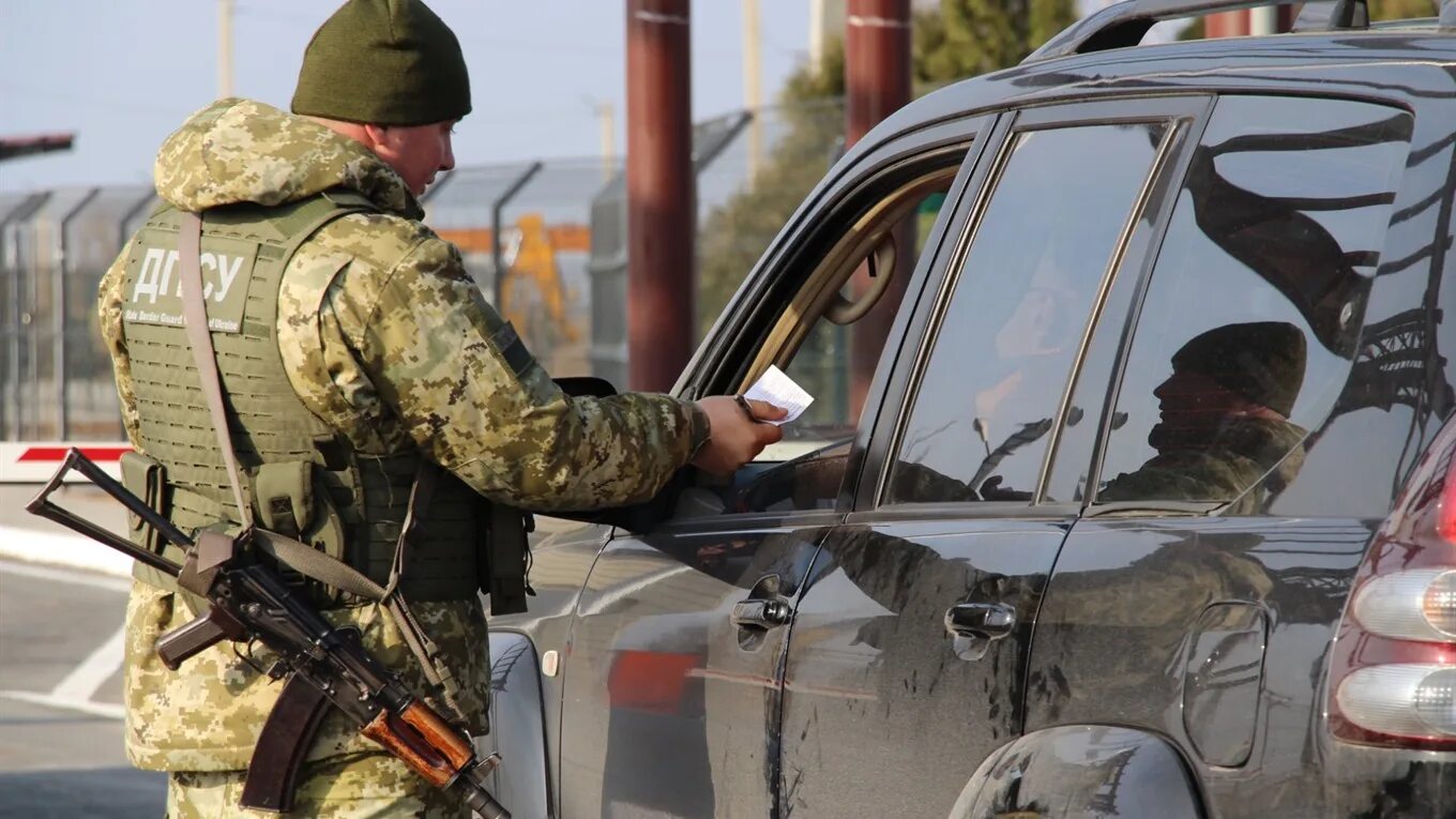 Украина граница мужчины. Граница. Пункт пропуска Чаплинка. Украинский мужчина пересек границу.