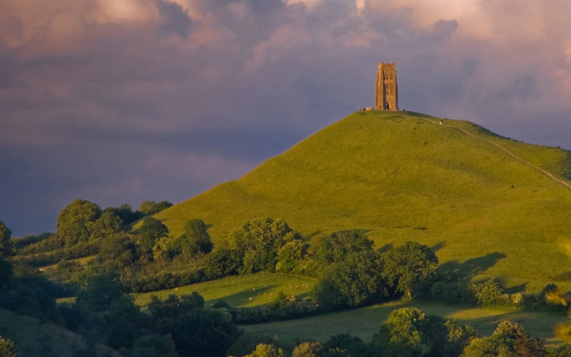 башня гластонбери великобритания холм святого михаила. возвышающийся холм. гластонбери тор, сомерсет. холм святого михаила (г. холмисто-моренный рельеф.