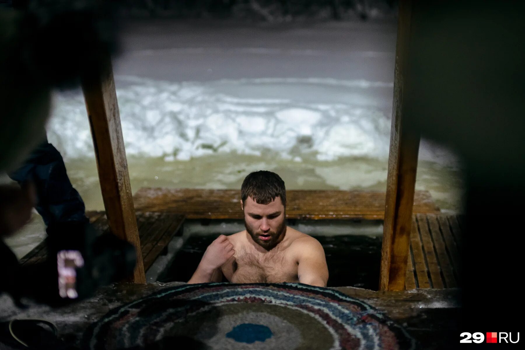 где можно окунуться на крещение 2023. крещение 2023 минск. купание в проруби 2023. женщины в проруби. крещенская купель 2023 псков.