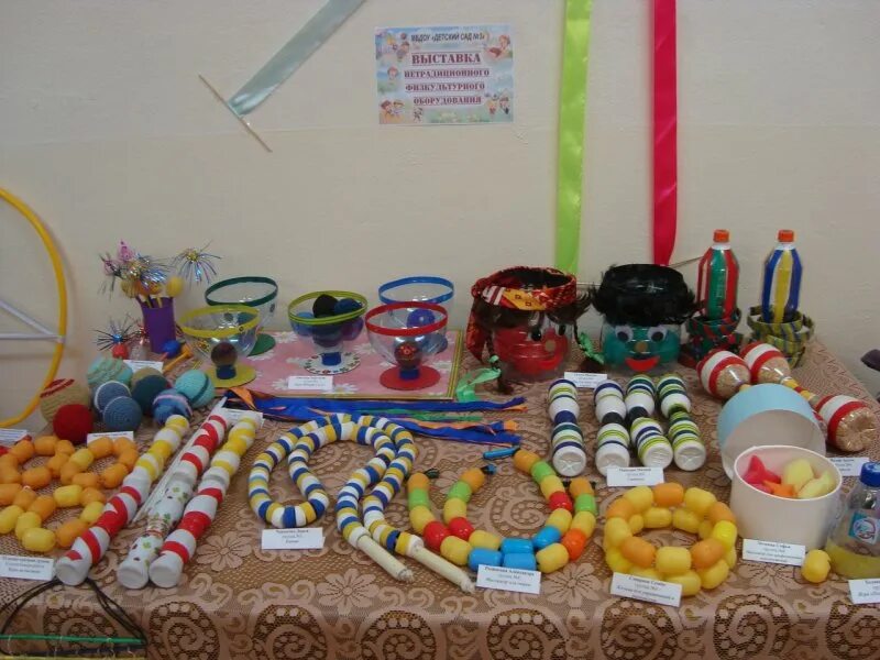 Шкаф для спортивного инвентаря. Спортивный инвентарь для садика. Стеллаж спортивный уголок для детского сада. Спортинвентарь для детского сада. Стеллаж для хранения спортивного инвентаря в детском саду.