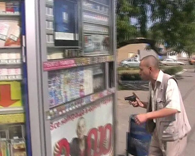 Работа продавец ларек. Продавщица в ларьке. продавец в табачном ларьке. продавщица в киоске. пистолеты в ларьках.