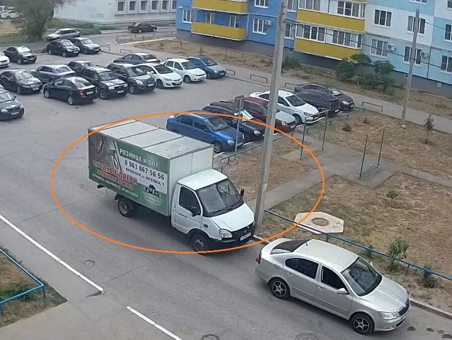 Газель паркуется во дворе. Парковка для большегрузного транспорта. парковка грузовик. газель на парковке. газелька во дворе.