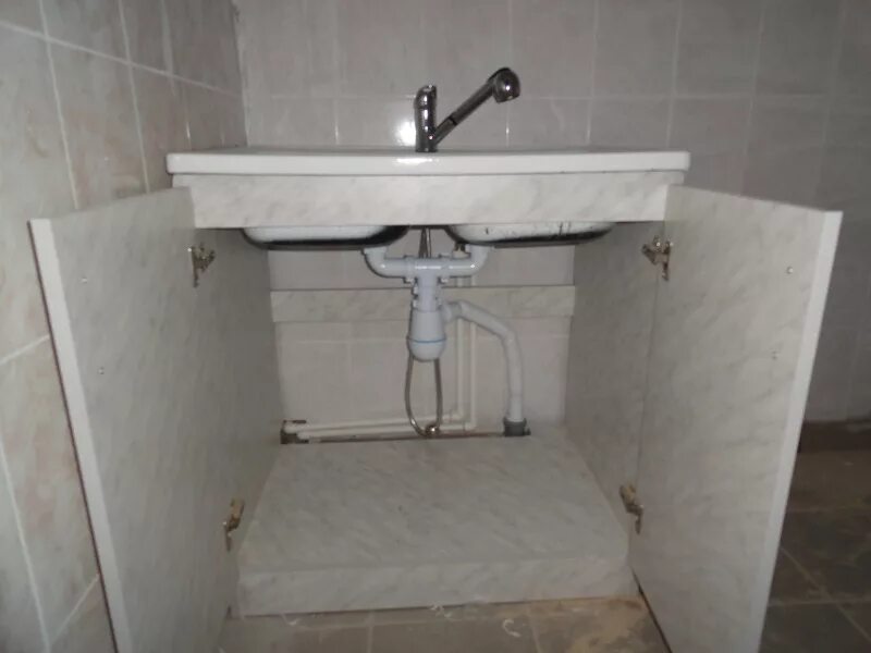 Крепёж для раковины к стене в ванной. Прикрепить раковину к стене. Прикрепить раковину к стене. Крепление раковины сантек к стене. Как укрепить раковину.