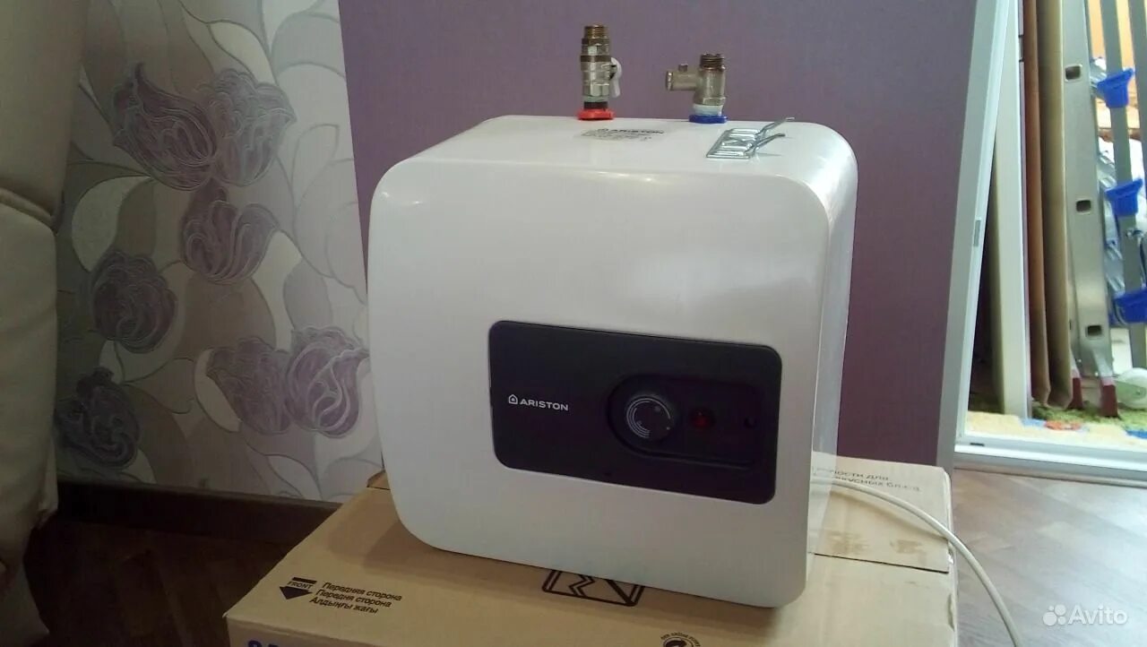 Водонагреватель накопительный ariston abs blu evo rs 10u. Ariston andris r 10 (3100797). Бойлер аристон 10л. Водонагреватель аристон 10 литров. Водонагреватель аристон pro 10 st r/3.