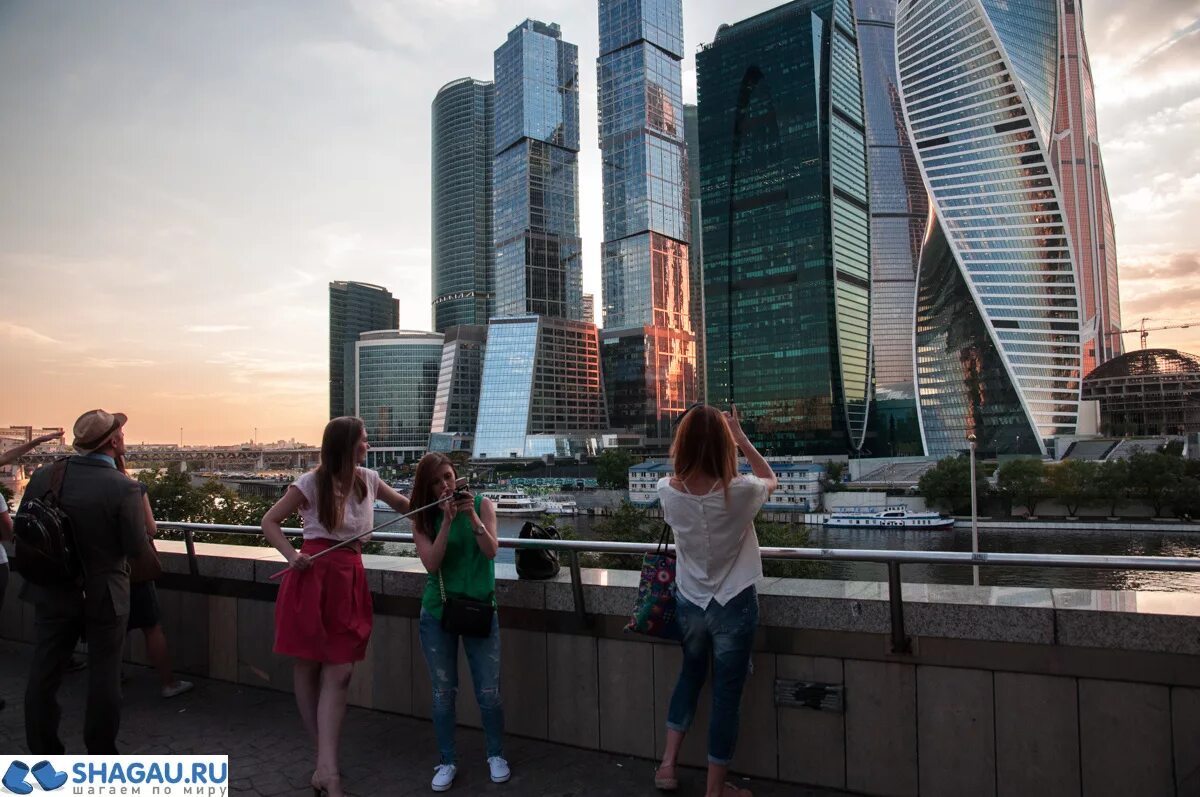 Погуляй сити. Смотровая площадка на Москва Сити на набережной. Набережная Тараса Шевченко смотровая площадка на Москва Сити. Москва Сити башня 2000 смотровая площадка. Смотровая площадка на набережной Тараса Шевченко.