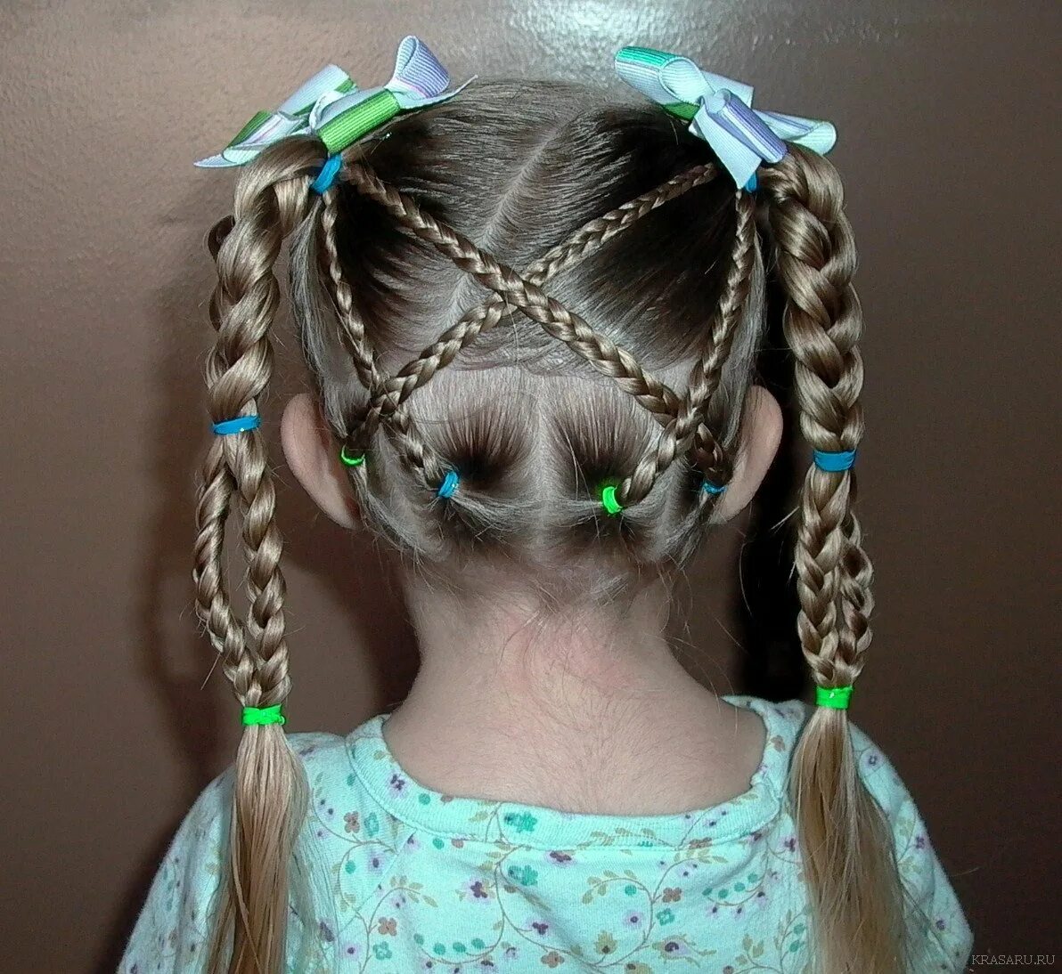 Где делают девочкам прически. Колоски на короткие волосы для девочек. Мастер по плетению косичек. Прически для детей. Детские прически для девочек.