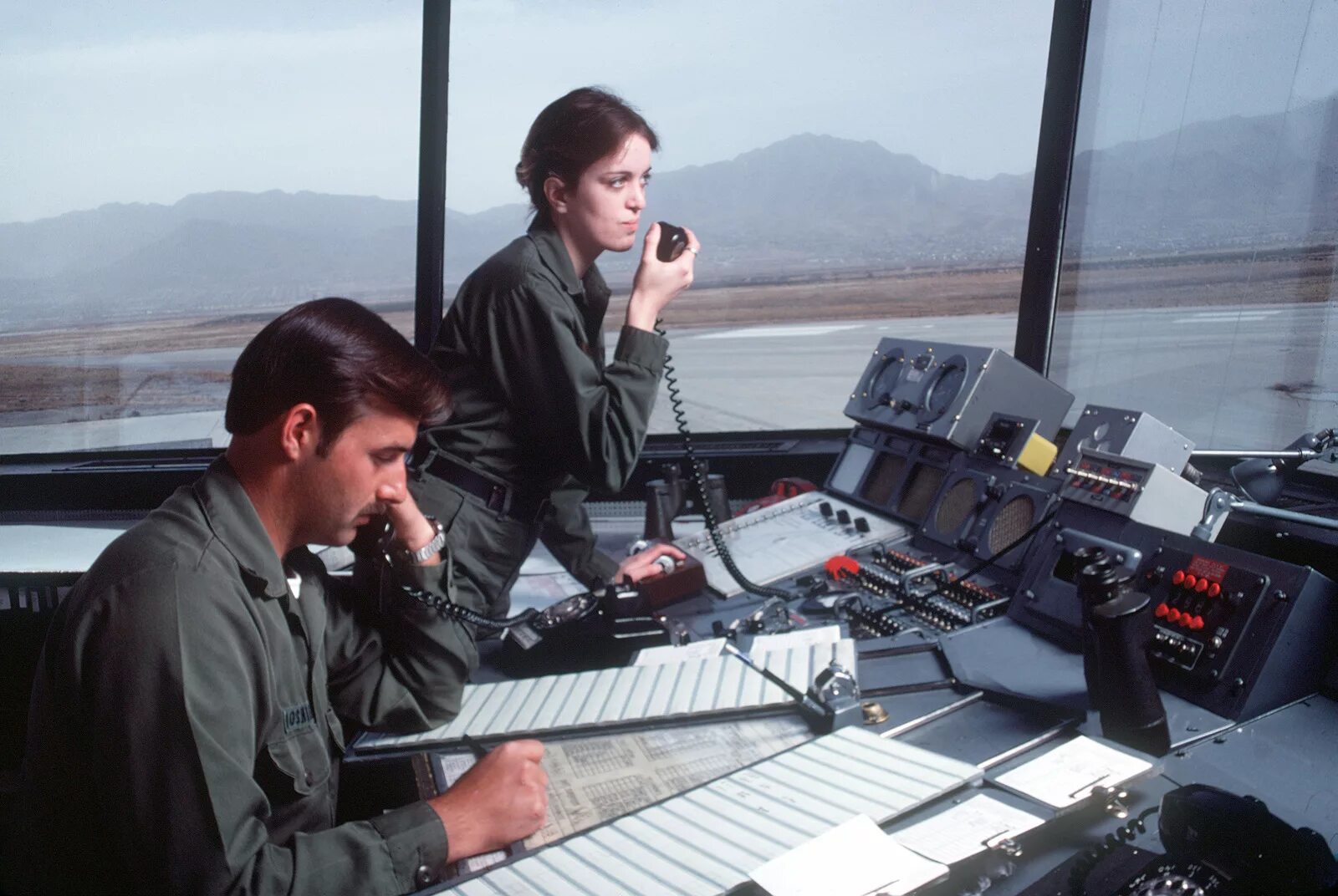 Traffic controller. Atc air traffic control. диспетчер авиации. авиадиспетчер. система управления воздушным движением.
