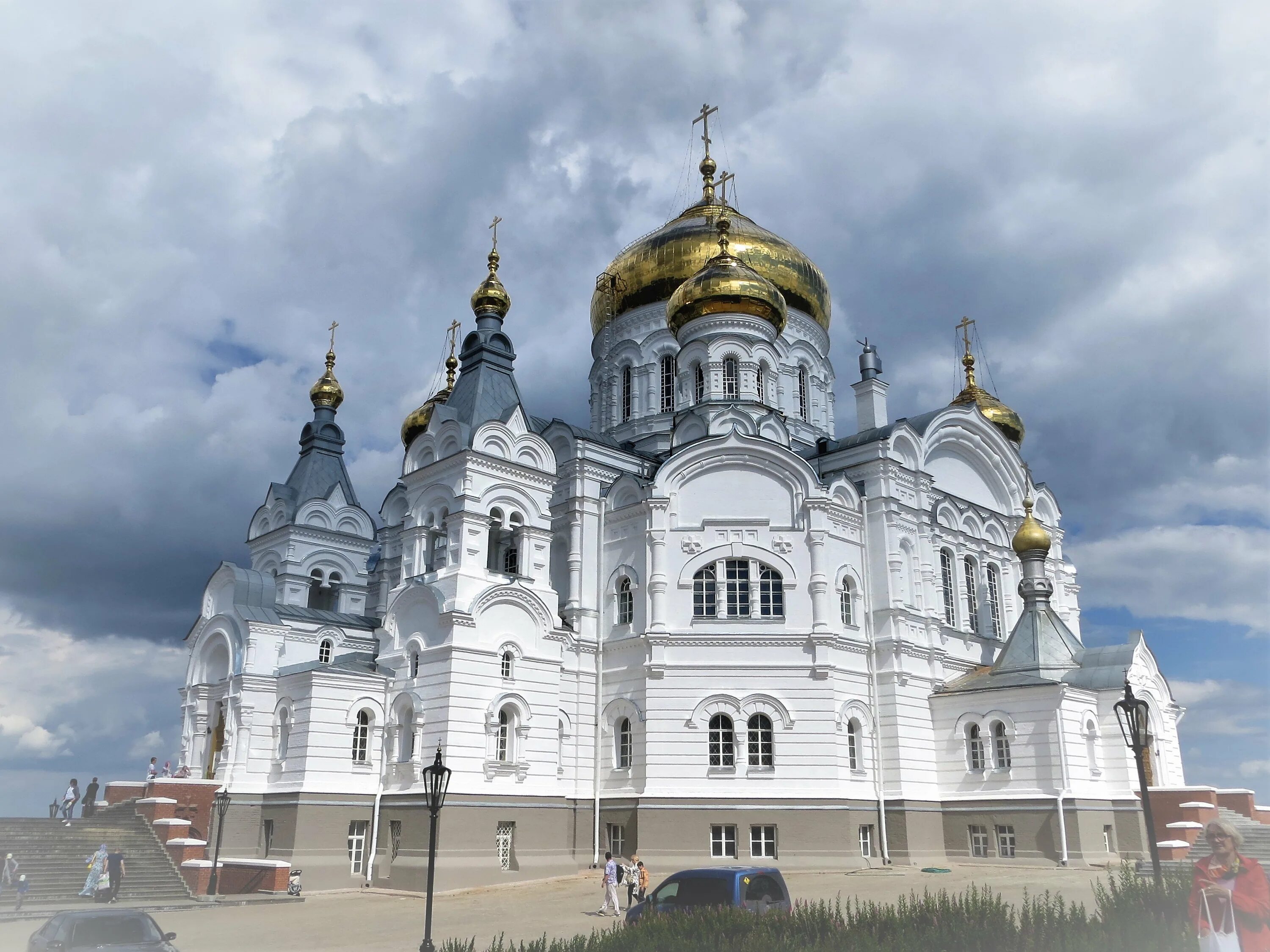 Вознесенская феодосьевская церковь пермь. Церковь иоанна предтечи пермь. Архиерейское подворье храма вознесения господня пермь. Свято-троицкий собор пермь высота. Свято-троицкая слудская церковь пермь.