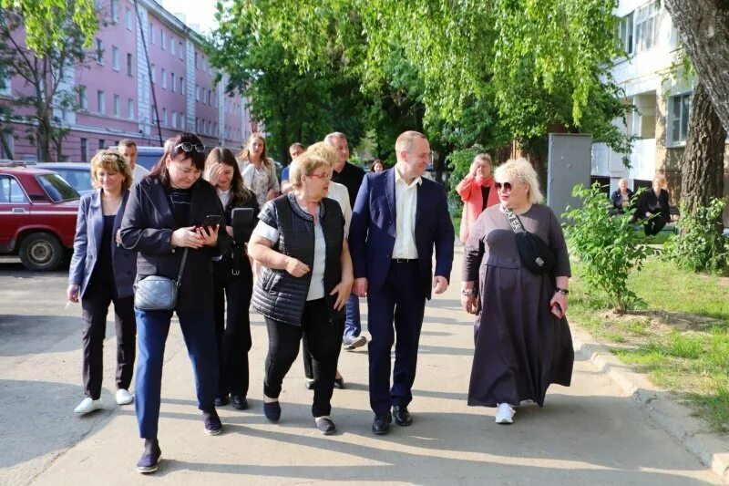Новости в воскресенске. Новости в воскресенске. Парта героя проект. Глава воскресенска болотников и губернатор воробьев. Прихожане в церкви.
