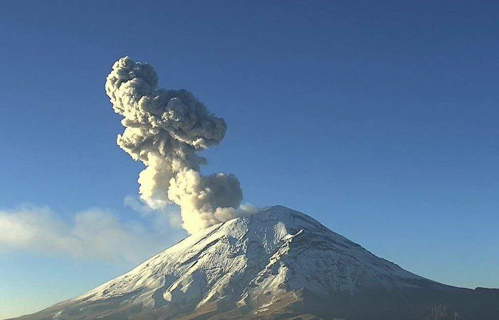 Вулкан Попокатепетль. Попокатепетль извержение. В Мексике активизировался вулкан Попокатепетль. Мехико вулкан.