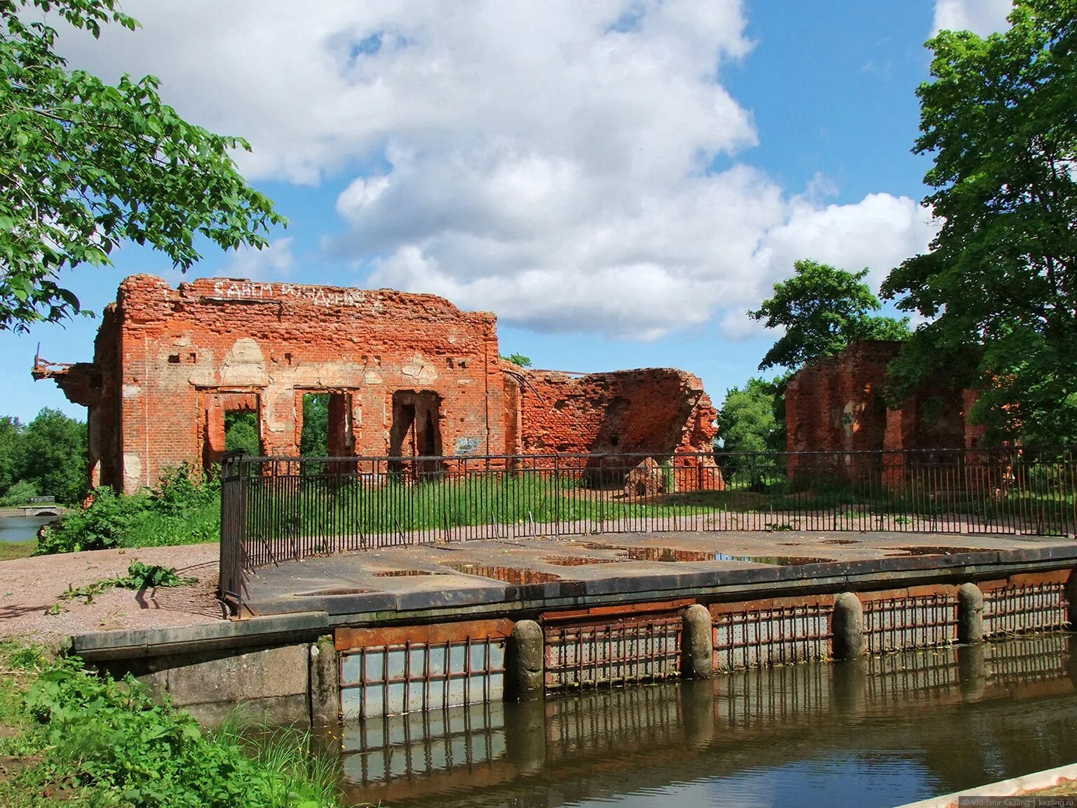 розовый павильон в петергофе. павильон озерки в луговом парке петергофа. розовый павильон луговой парк. розовый павильон в луговом парке петергофа. розовый озерковый павильон.
