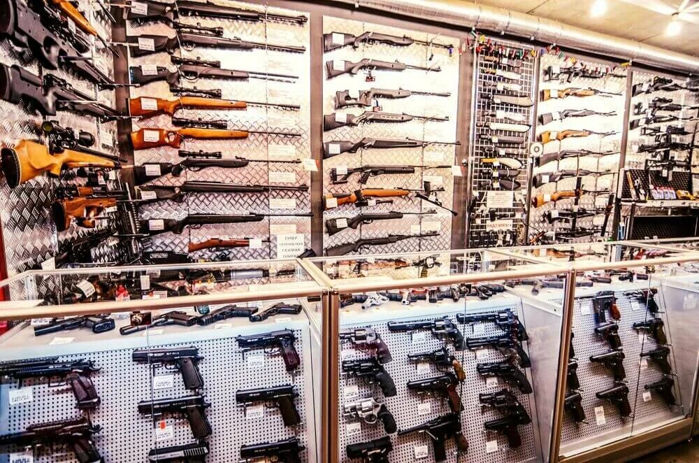 Комиссионные магазины продажи оружия. Магазин оружия. Оружейный магазин. Витрина для оружия. Большой ассортимент оружия.