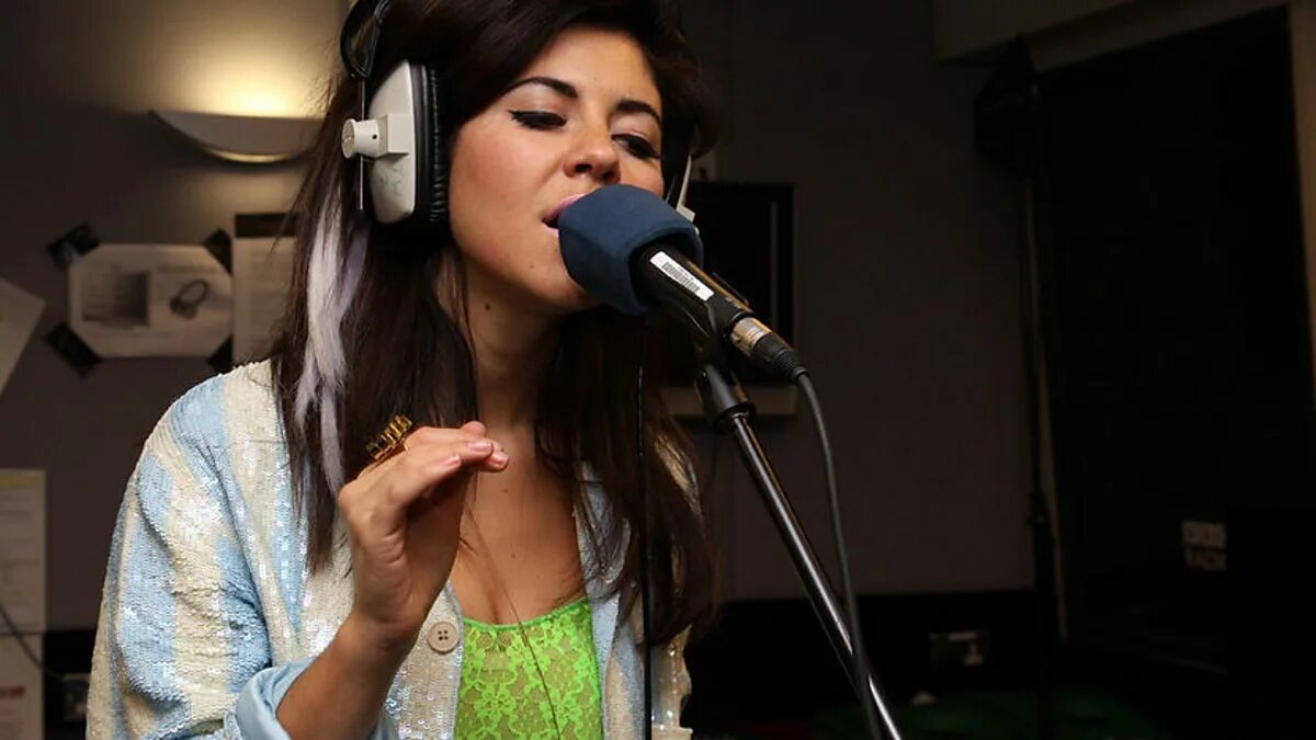 Marina and the diamonds the outsider. Marina and the diamonds. Marina diamandis. Marina and the diamonds & luis fonsi babyо песня о лесби. Clean bandit feat.
