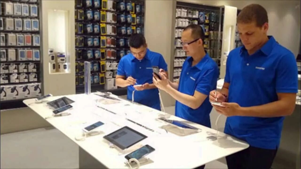 Samsung open source. Продавец самсунг. технопарк продавцов-консультантов. персонал магазина электроники. samsung сотрудники.
