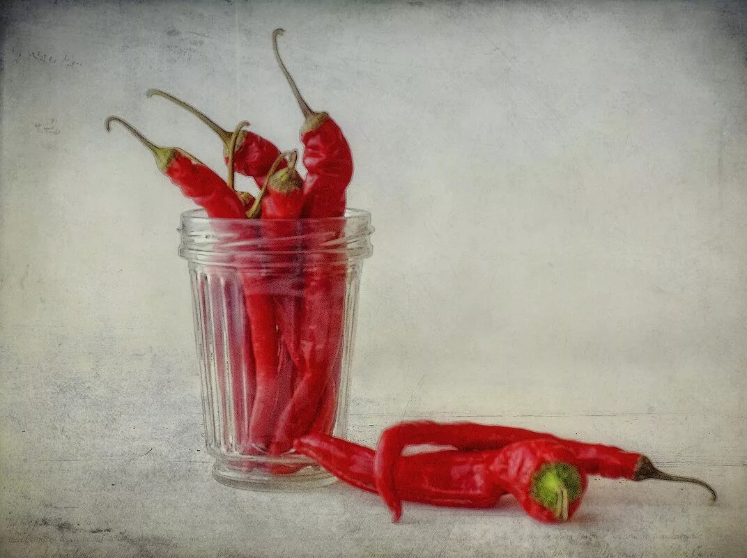 Перец в склянке. Красный перец эстетика. Перец в стакане. Красный перец в стакане. Перец в стакане.