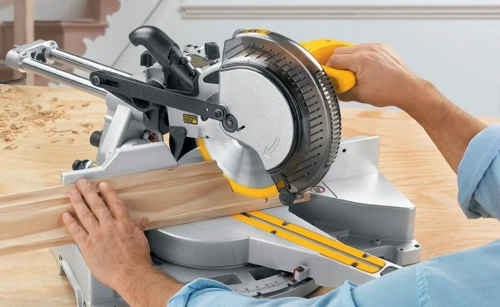 Лучшие торцевые пилы. Mitre saw DEWALT dw709. Торцовка по дереву с протяжкой. Торцовочные пилы с протяжкой 2022. Торцевая пила по дереву.