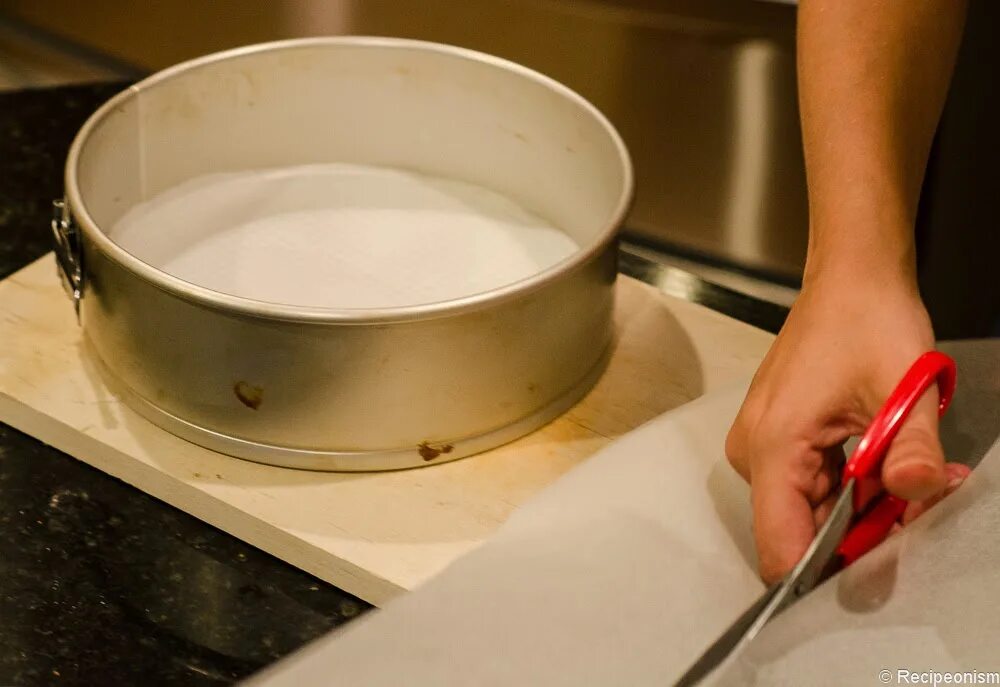 как выпекать бисквит в духовке при каком режиме. чем пропитывали? сливки-вода-сахар. формочки смазать маслом и обсыпать мукой. нужно ли смазывать форму для бисквита. что можно приготовить мучное на водяной основе.